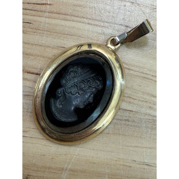 Vintage Sarah Coventry Black Cameo Pendant Gold Tone Victorian Style Oval Jewelr - Picture 2 of 6